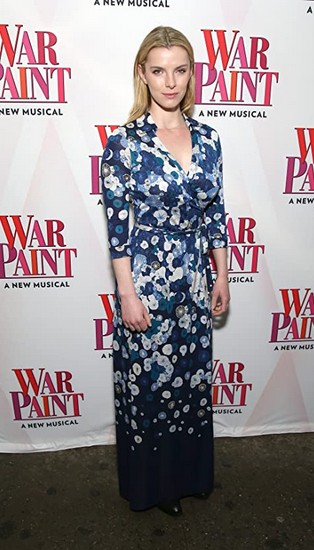 Betty Gilpin Fotoğrafı