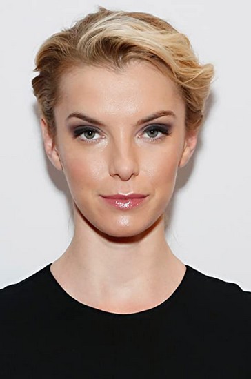Betty Gilpin Fotoğrafı