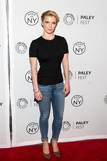 Betty Gilpin Fotoğrafı