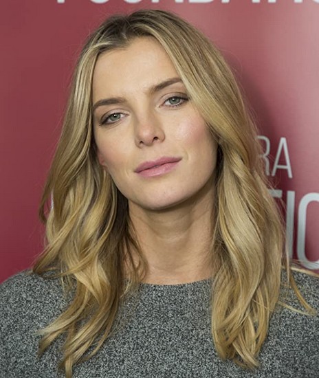 Betty Gilpin Fotoğrafı