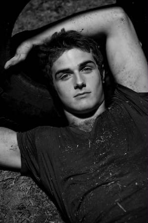 Beau Mirchoff fotoğrafı