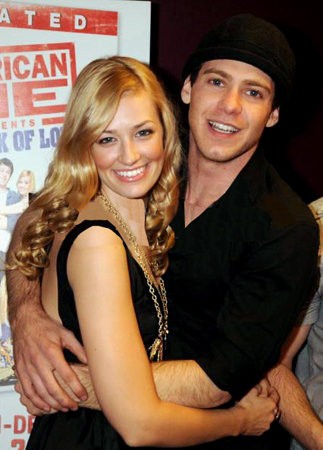 Beth Behrs Fotoğrafı