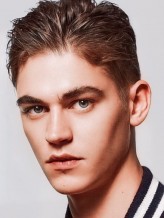 Hero Fiennes-Tiffin fotoğrafı
