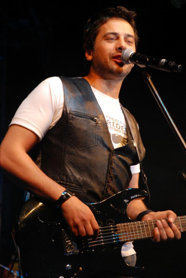 Emre Altuğ Fotoğrafı