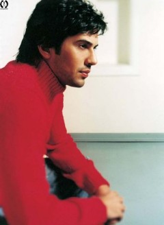 Emre Altuğ Fotoğrafı