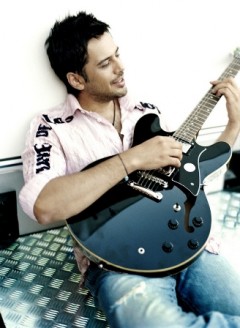 Emre Altuğ Fotoğrafı