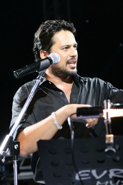 Emre Altuğ Fotoğrafı