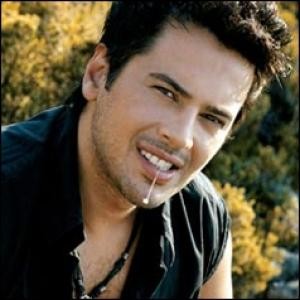 Emre Altuğ Fotoğrafı