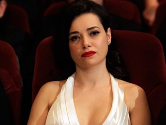 Özgü Namal Fotoğrafı