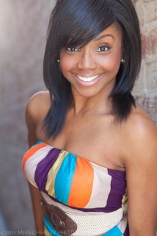 Elle Young Fotoğrafı