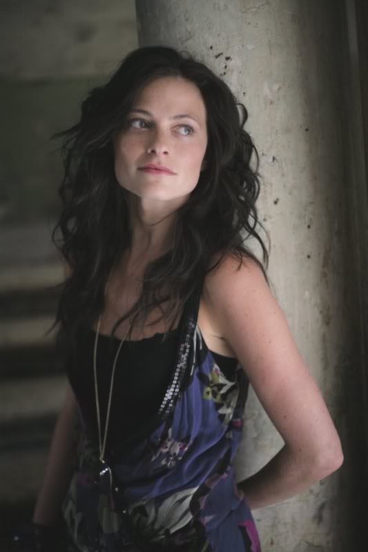 Lara Pulver Fotoğrafı