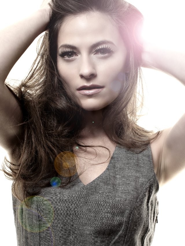 Lara Pulver Fotoğrafı