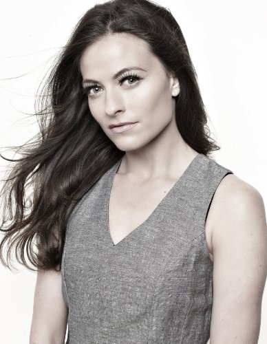 Lara Pulver Fotoğrafı