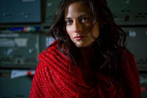 Lara Pulver Fotoğrafı