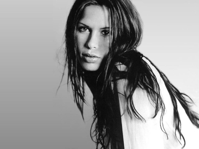 Rhona Mitra fotoğrafı