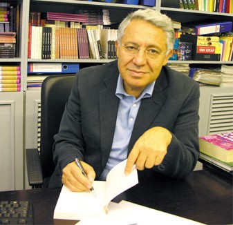 Zülfü Livaneli Fotoğrafı