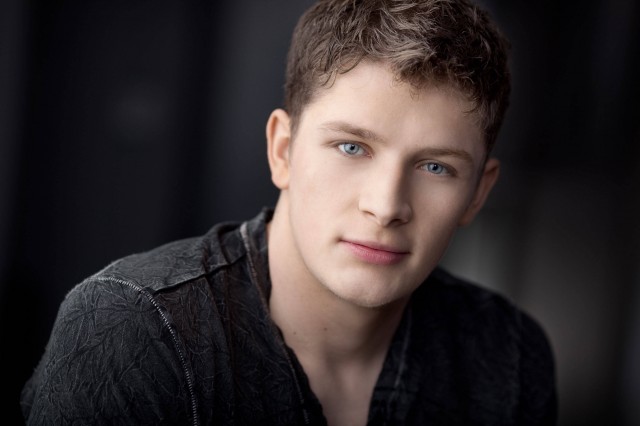 Brett Dier fotoğrafı