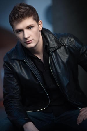 Brett Dier fotoğrafı