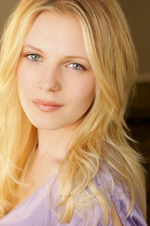 Emma Bell fotoğrafı