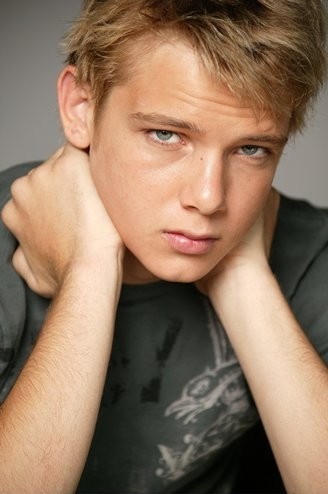 Max Thieriot Fotoğrafı