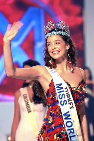 Azra Akın Fotoğrafı