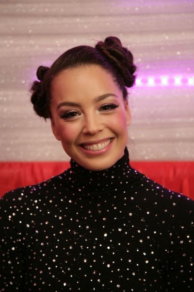 Azra Akın Fotoğrafı