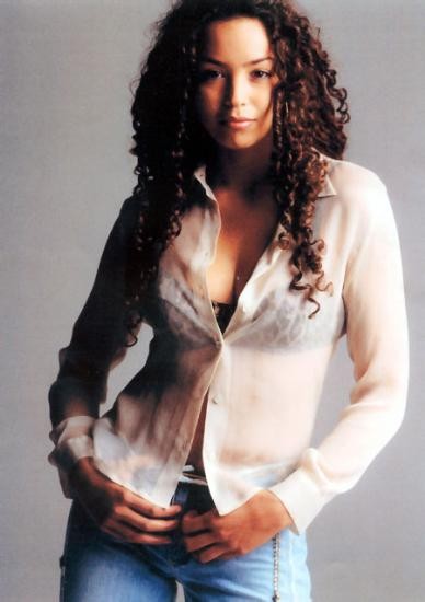 Azra Akın Fotoğrafı