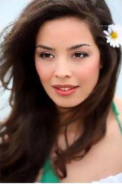 Azra Akın Fotoğrafı