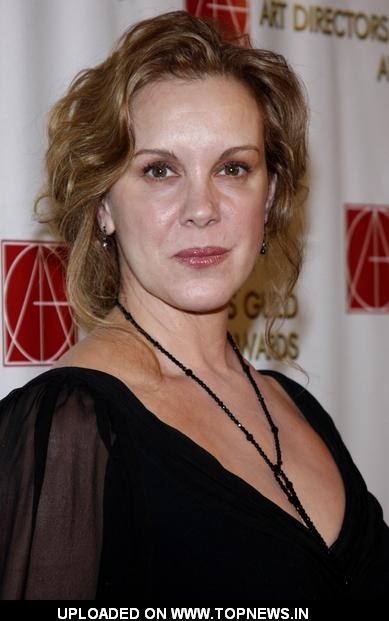Elizabeth Perkins Fotoğrafı