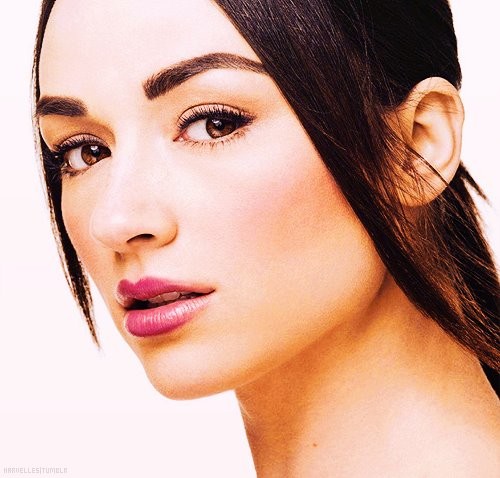 Crystal Reed Fotoğrafı