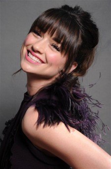 Crystal Reed Fotoğrafı