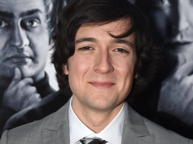 Josh Brener fotoğrafı