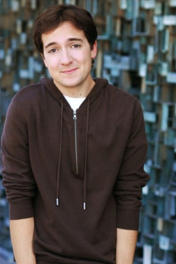 Josh Brener fotoğrafı