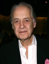 John Standing fotoğrafı