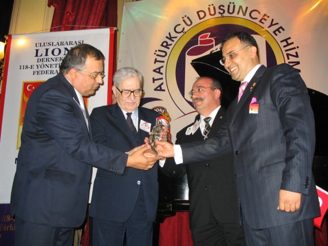 Turgut Özakman Fotoğrafı