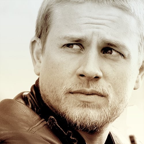 Charlie Hunnam Fotoğrafı