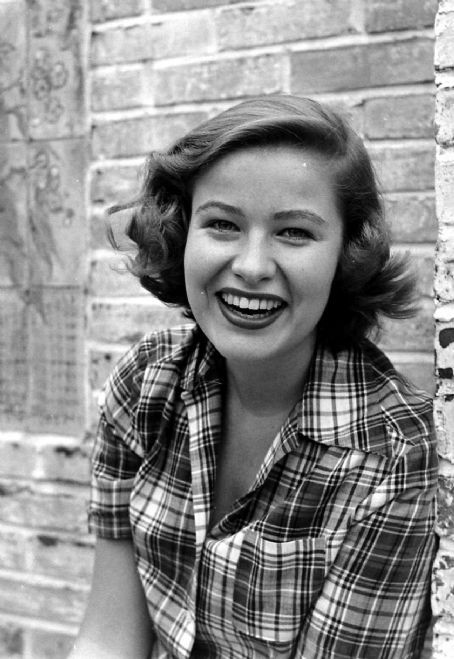 Nancy Olson fotoğrafı
