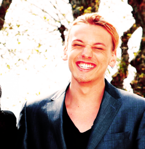 Jamie Campbell Bower Fotoğrafı