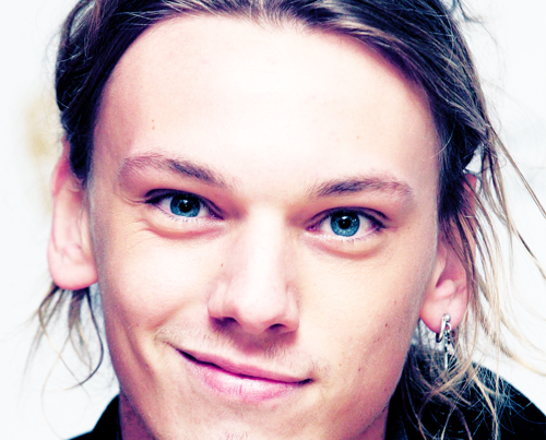 Jamie Campbell Bower Fotoğrafı