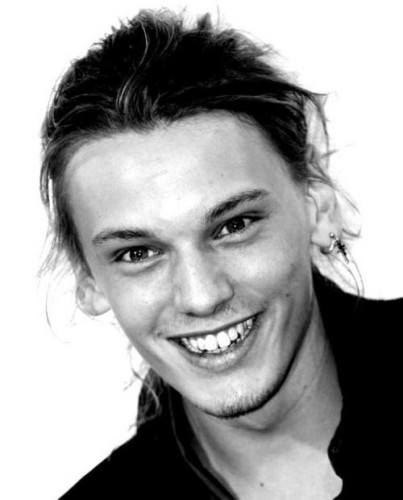 Jamie Campbell Bower Fotoğrafı