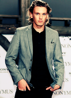 Jamie Campbell Bower Fotoğrafı