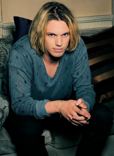 Jamie Campbell Bower Fotoğrafı