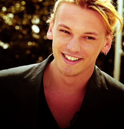 Jamie Campbell Bower Fotoğrafı