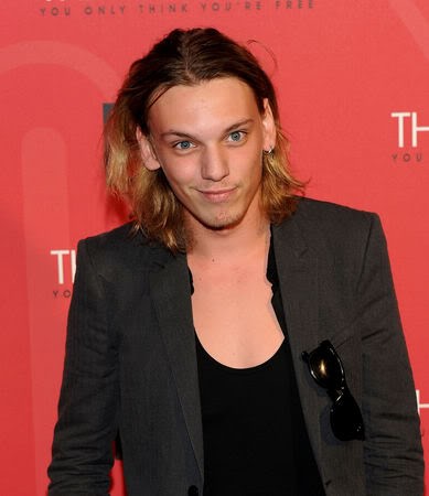 Jamie Campbell Bower Fotoğrafı