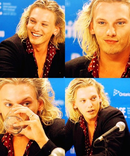 Jamie Campbell Bower Fotoğrafı