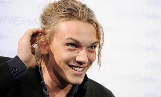 Jamie Campbell Bower Fotoğrafı
