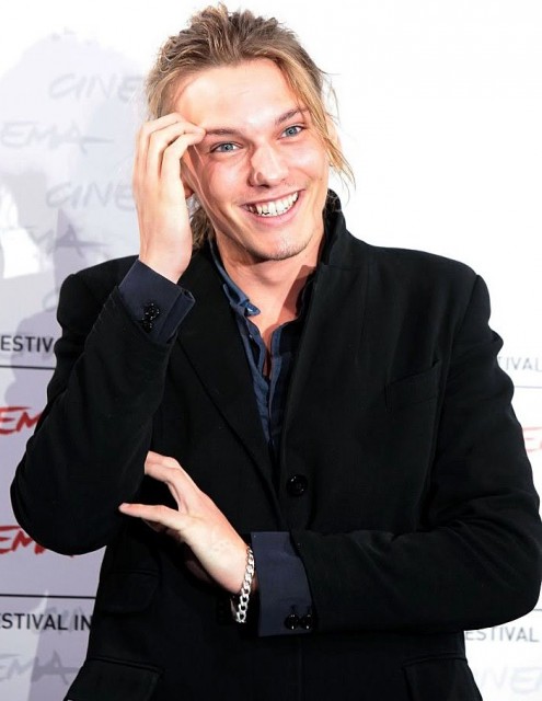 Jamie Campbell Bower Fotoğrafı