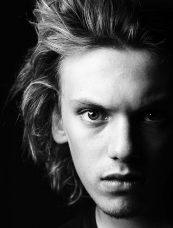 Jamie Campbell Bower Fotoğrafı