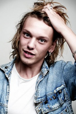 Jamie Campbell Bower Fotoğrafı