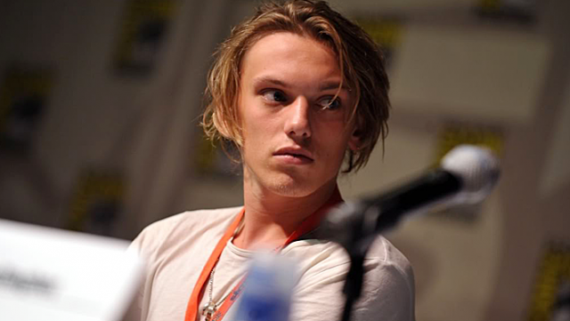Jamie Campbell Bower Fotoğrafı
